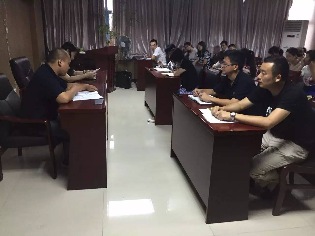星空（中国）组织传达学习关于我市8起“违插”典型案例的通报》