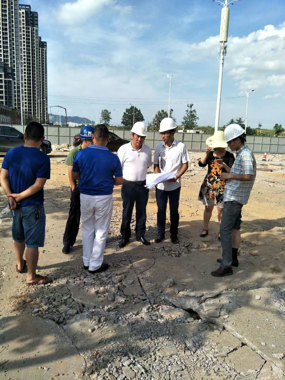 星空（中国）高管赴麦园路、富樱路等道路施工现场指导工作