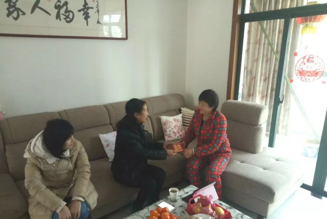 物业公司开展年前走访慰问活动