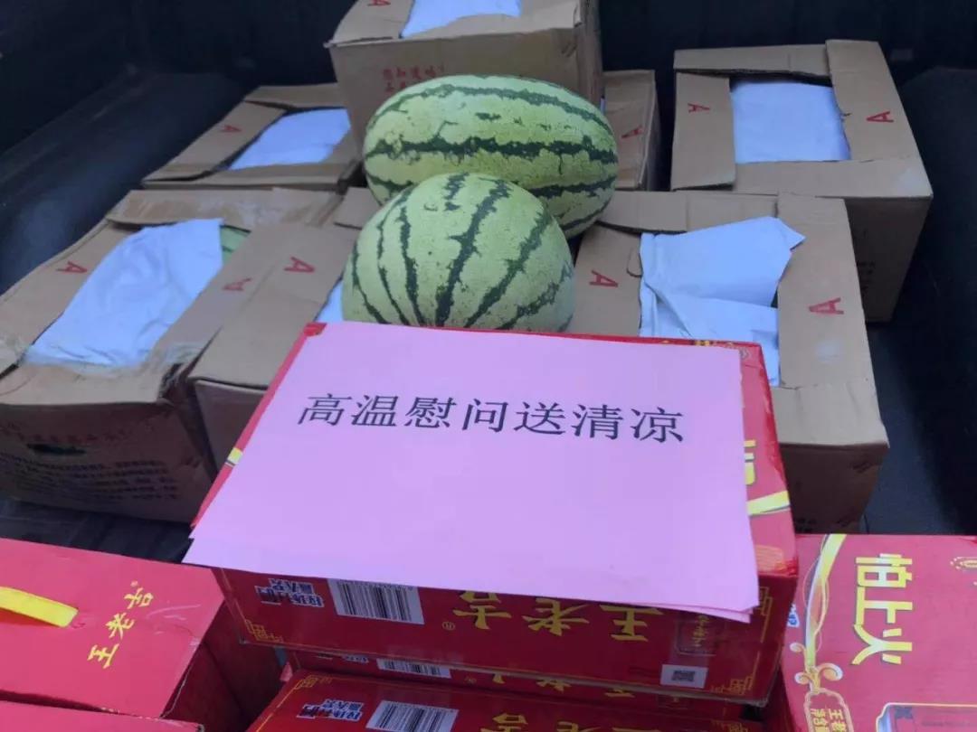 一份清凉,一声问候——物业公司开展“高温送清凉”慰问