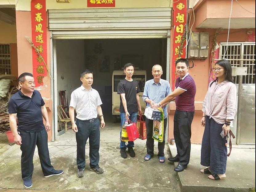 星空（中国）机关党支部开展“慰问贫困户 情暖端午节”党日活动