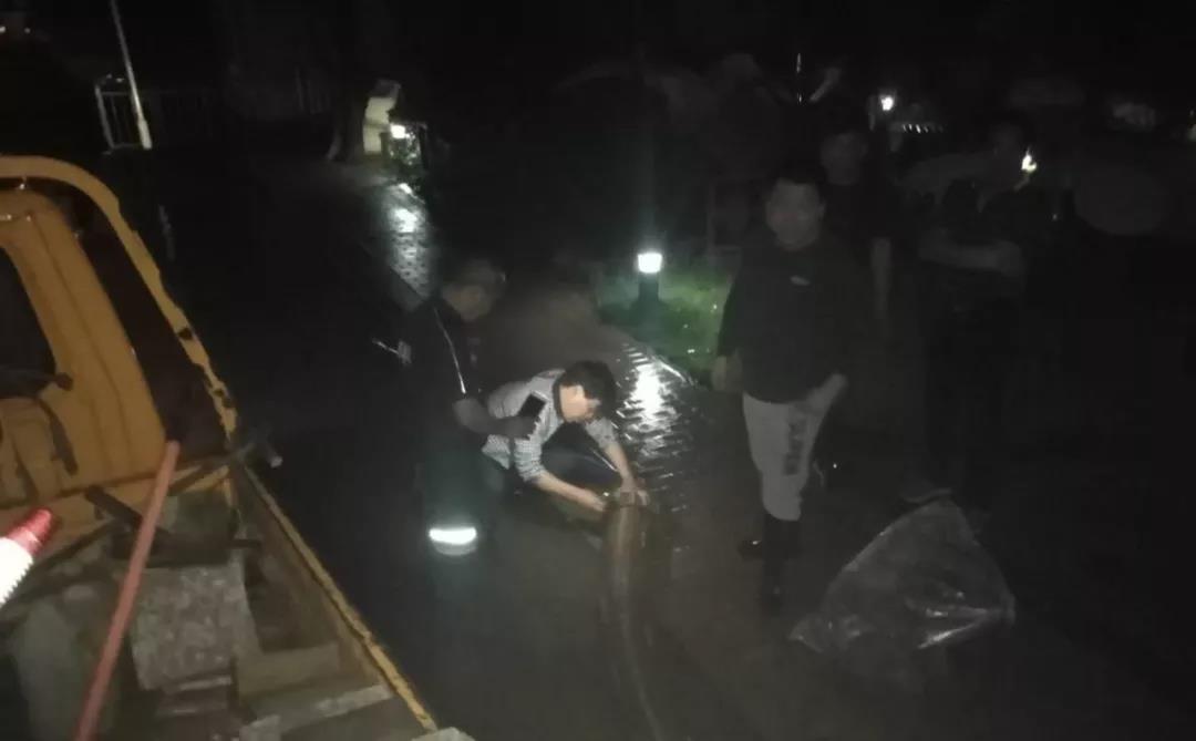 【点赞!】大雨淹了居民楼 管护公司迅速出动