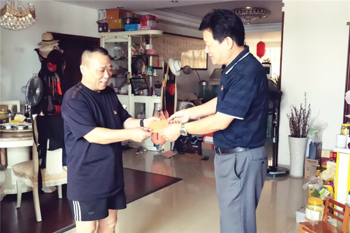 金开星空(中国)党委书记、董事长谢荣华一行走访慰问退休党员干