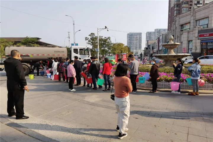 金开星空(中国)管护公司为停水居民送上生活用水