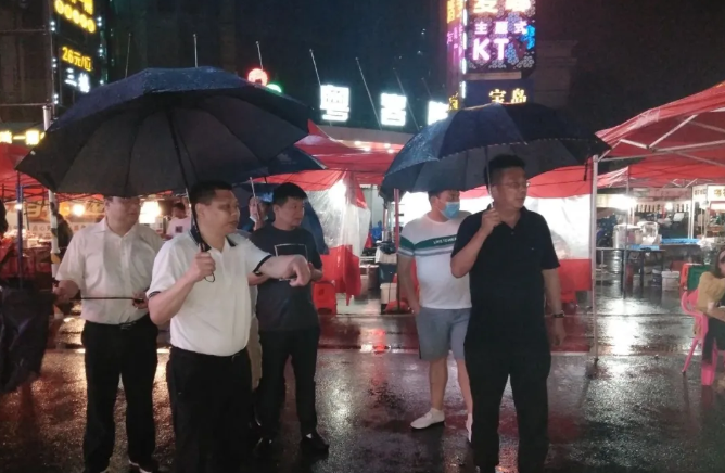 星空(中国)党委副书记、副总经理袁扣华前往紫荆路步行街调研