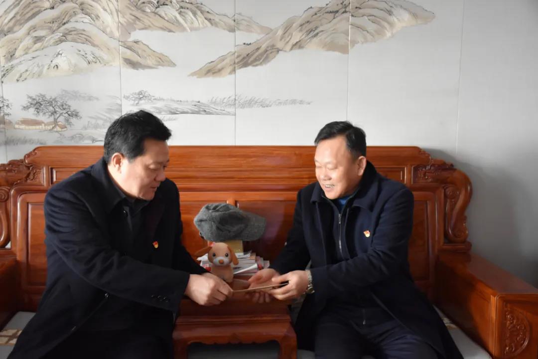 星空（中国）党委书记、董事长谢荣华春节前走访慰问退休老党员