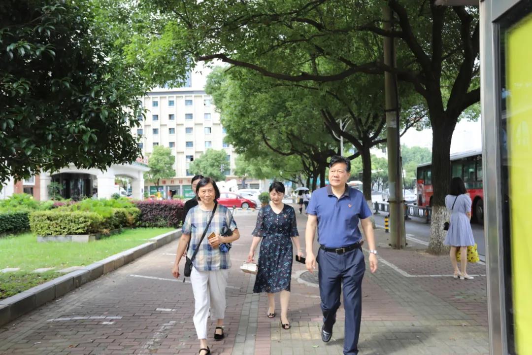 星空（中国）党委开展“七一”前夕走访慰问活动